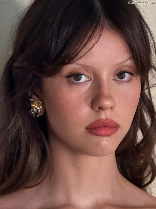 Mia Goth photo 15 of 609