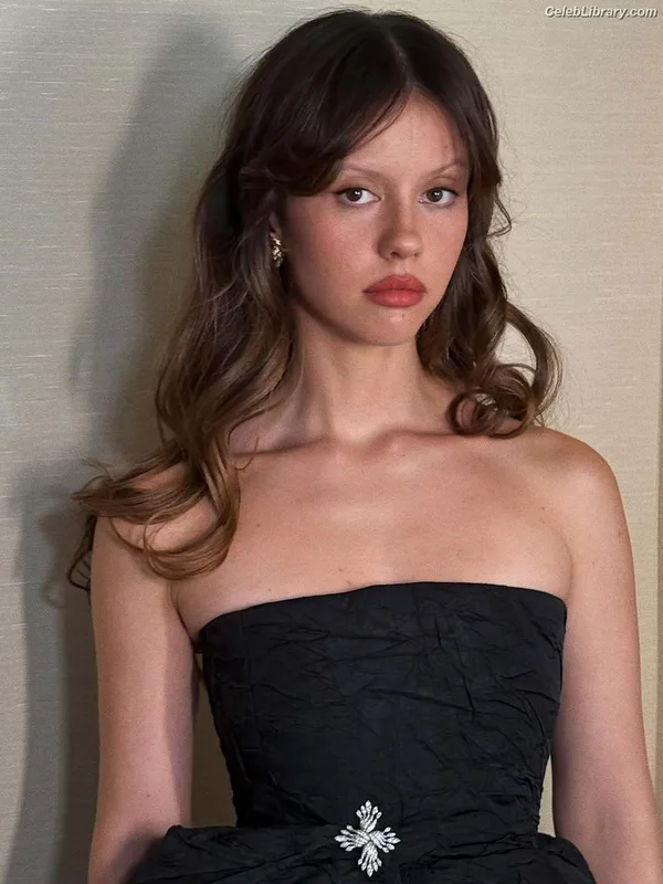 Mia Goth photo 16 of 609