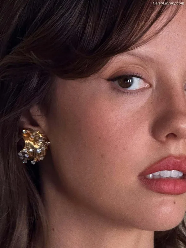 Mia Goth photo 18 of 609
