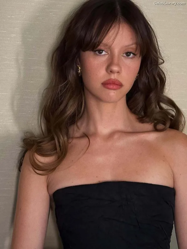 Mia Goth photo 19 of 609