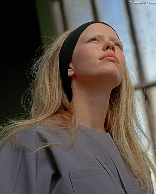 Mia Goth photo 23 of 609