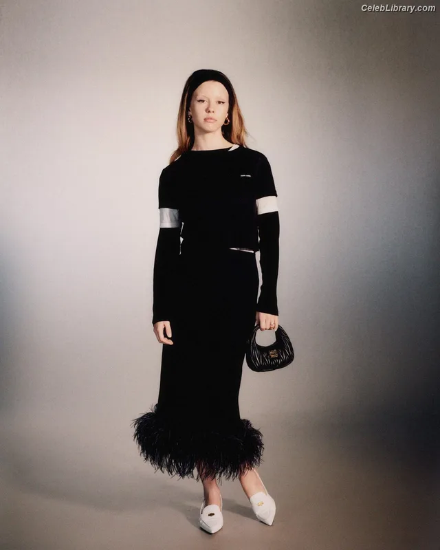 Mia Goth photo 3 of 609