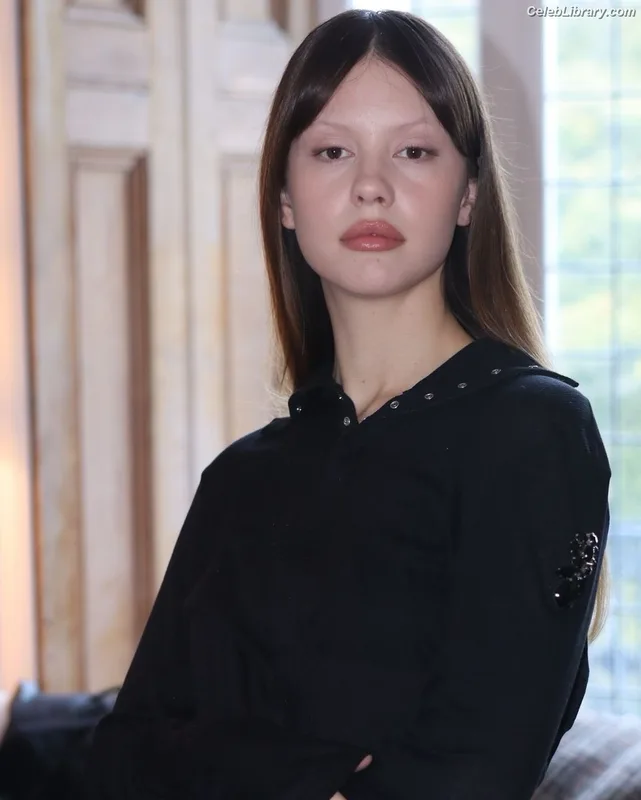 Mia Goth photo 9 of 609