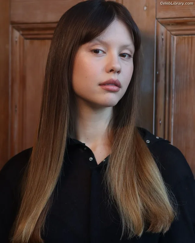 Mia Goth photo 10 of 609