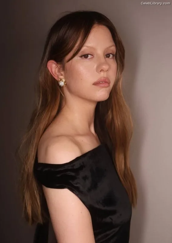 Mia Goth photo 11 of 609