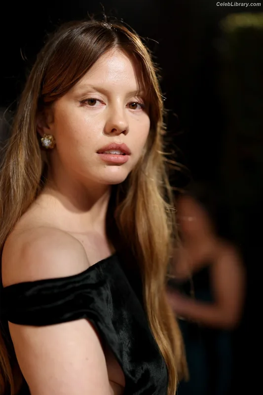 Mia Goth photo 13 of 609