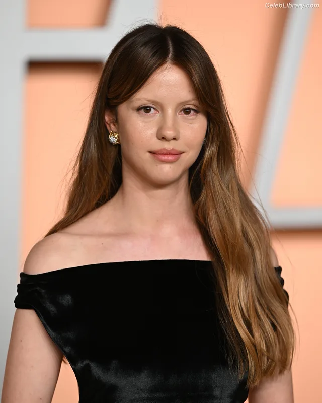 Mia Goth photo 14 of 609