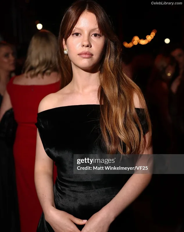 Mia Goth photo 16 of 609