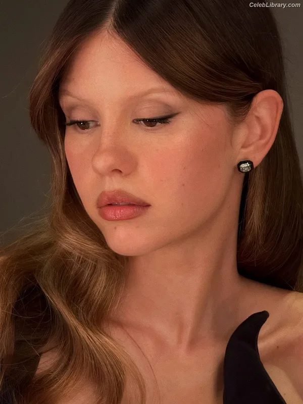 Mia Goth photo 18 of 609