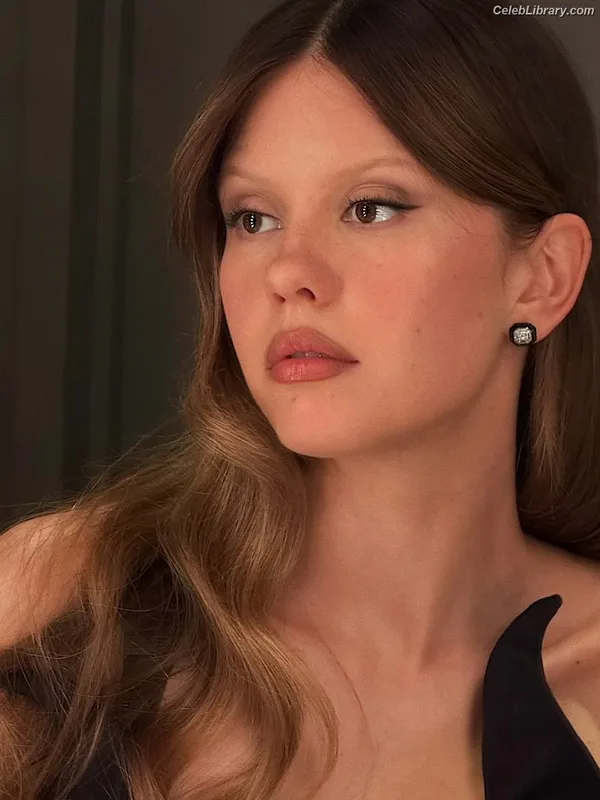 Mia Goth photo 19 of 609