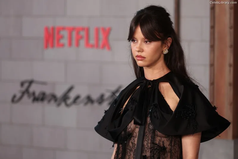 Mia Goth photo 20 of 609