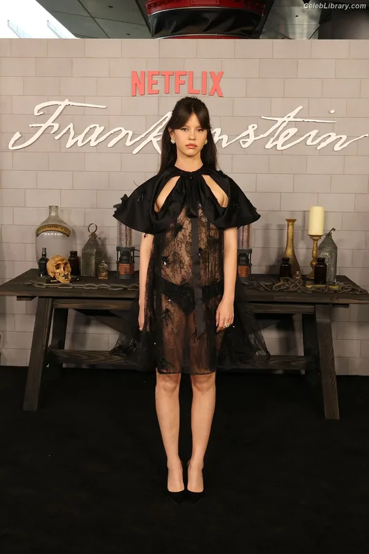Mia Goth photo 1 of 609