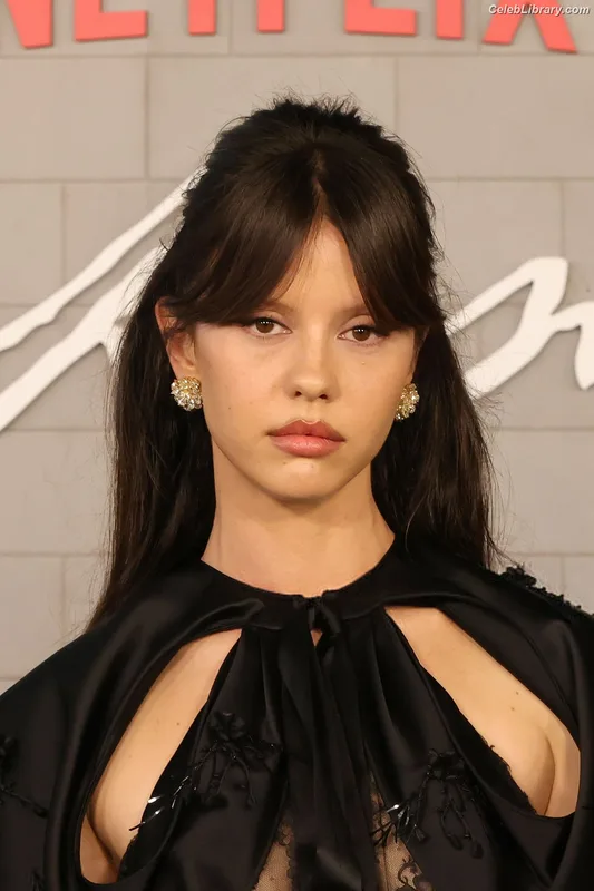 Mia Goth photo 3 of 609