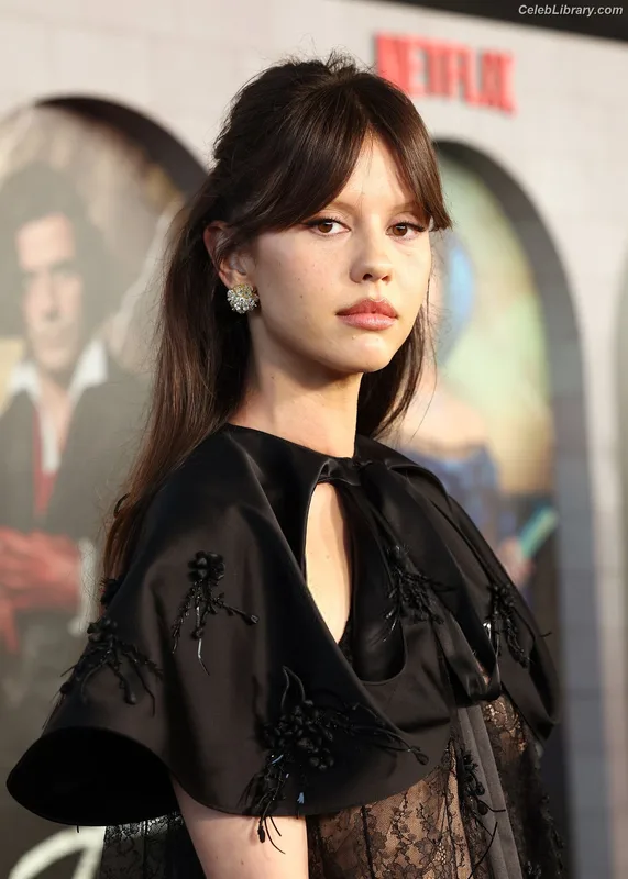 Mia Goth photo 8 of 609