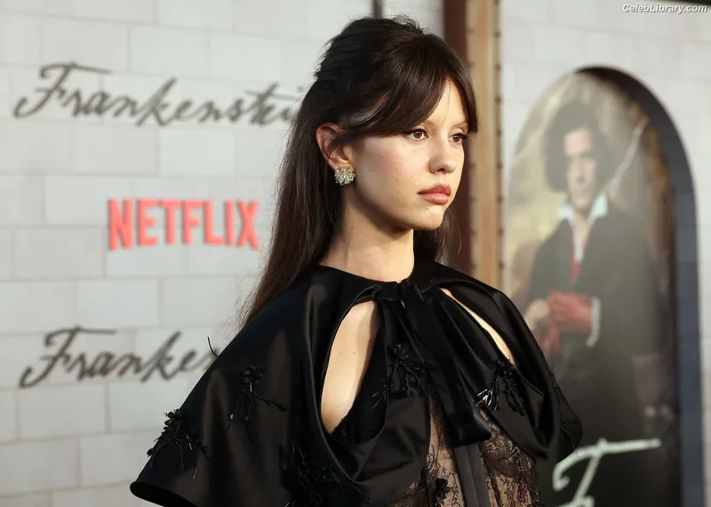 Mia Goth photo 9 of 609