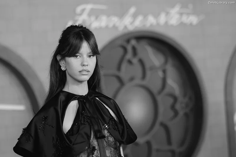 Mia Goth photo 13 of 609