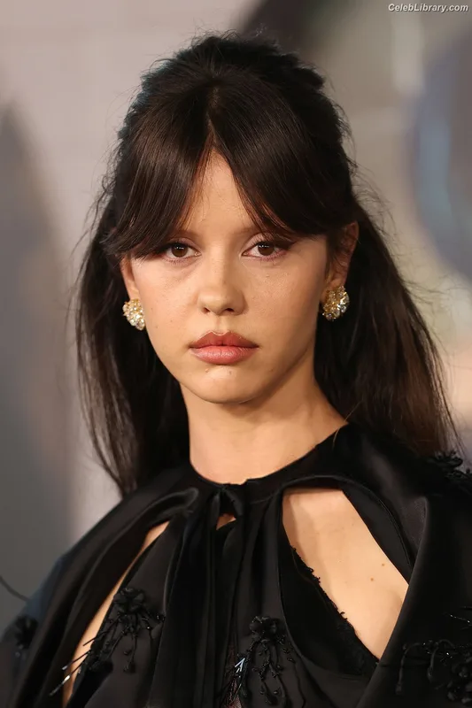 Mia Goth photo 18 of 609
