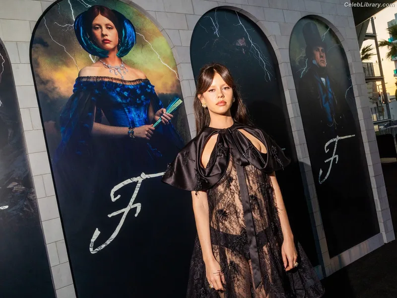 Mia Goth photo 4 of 609