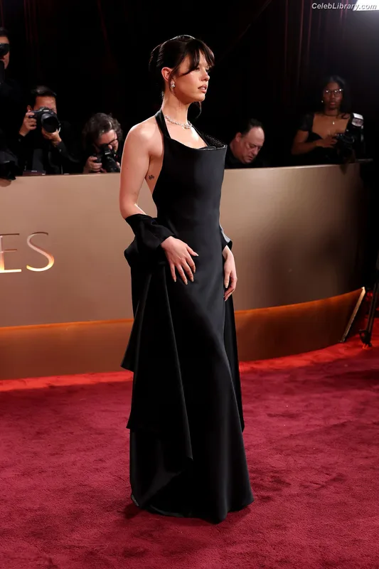Mia Goth photo 1 of 609