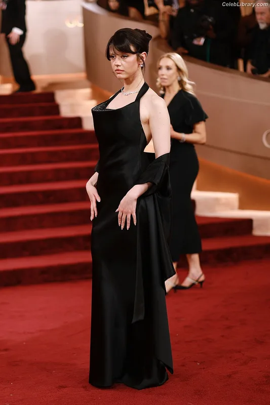 Mia Goth photo 10 of 609