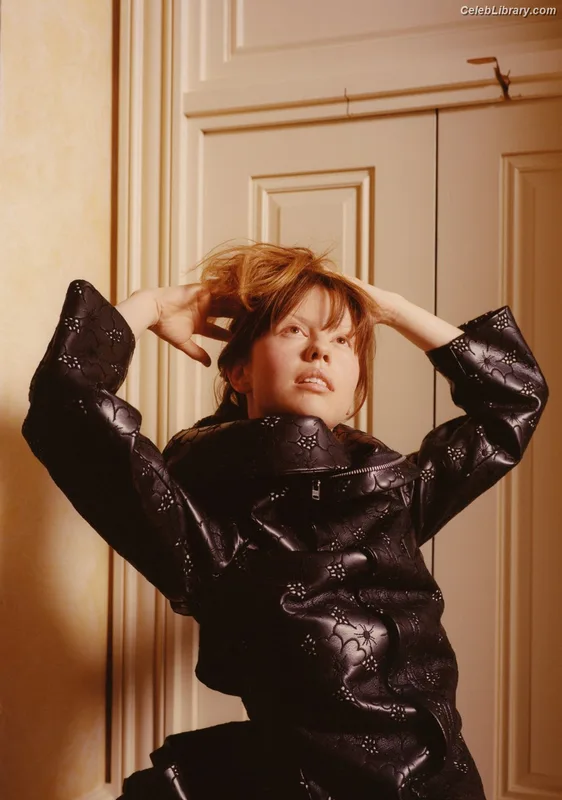 Mia Goth photo 20 of 609