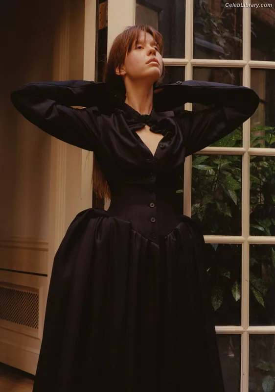 Mia Goth photo 3 of 609