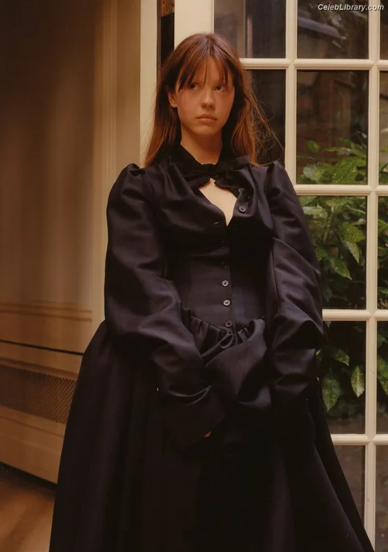 Mia Goth photo 4 of 609