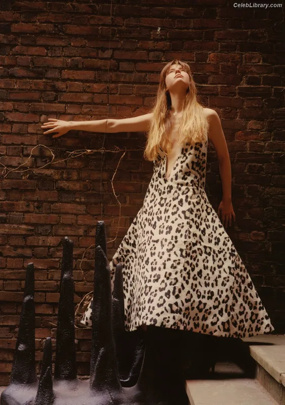 Mia Goth photo 5 of 609