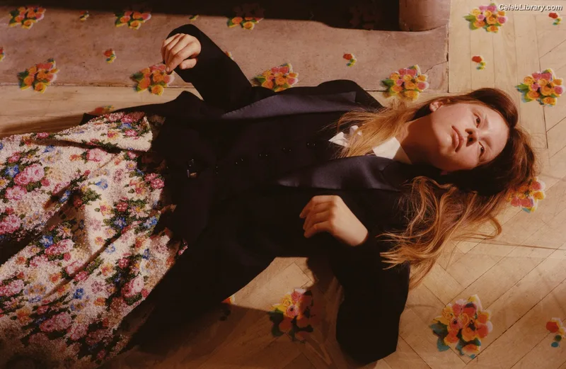 Mia Goth photo 10 of 609