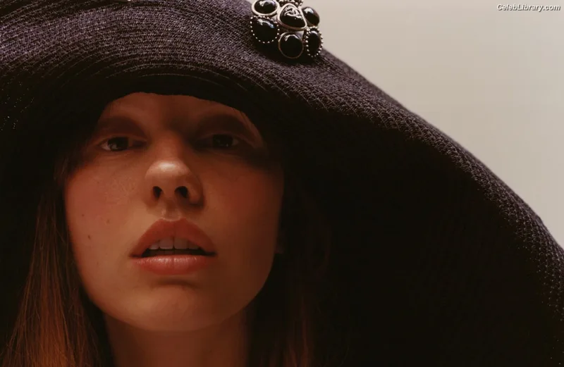 Mia Goth photo 11 of 609