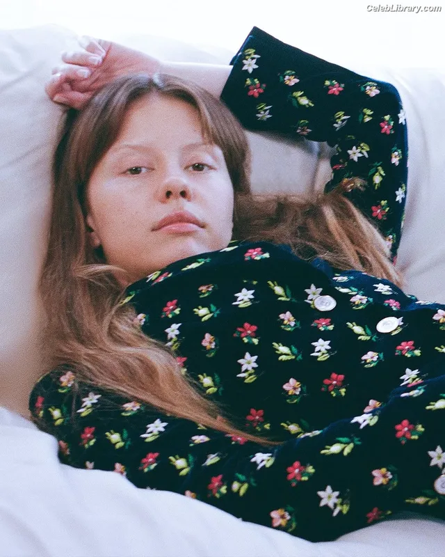 Mia Goth photo 15 of 609
