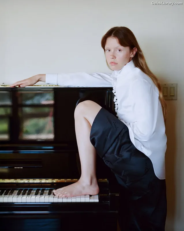 Mia Goth photo 18 of 609