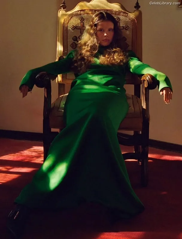 Mia Goth photo 20 of 609