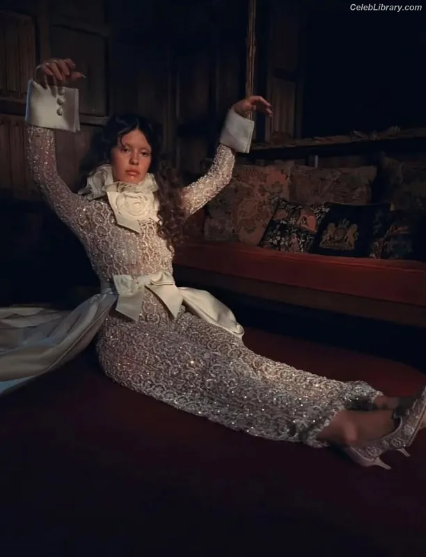Mia Goth photo 2 of 609