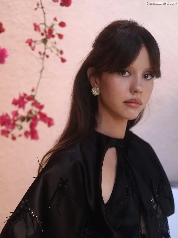 Mia Goth photo 5 of 609