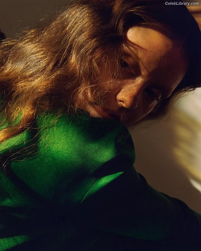 Mia Goth photo 9 of 609