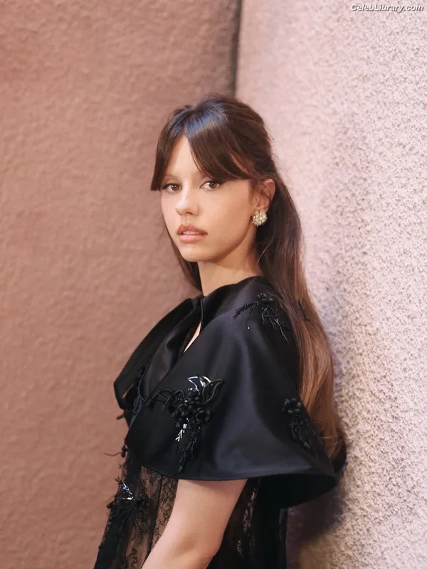 Mia Goth photo 11 of 609