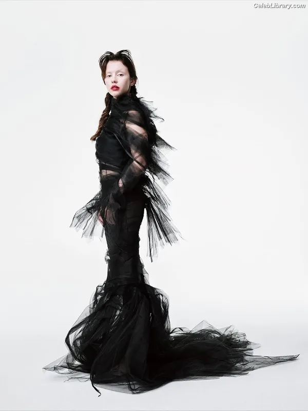 Mia Goth photo 17 of 609
