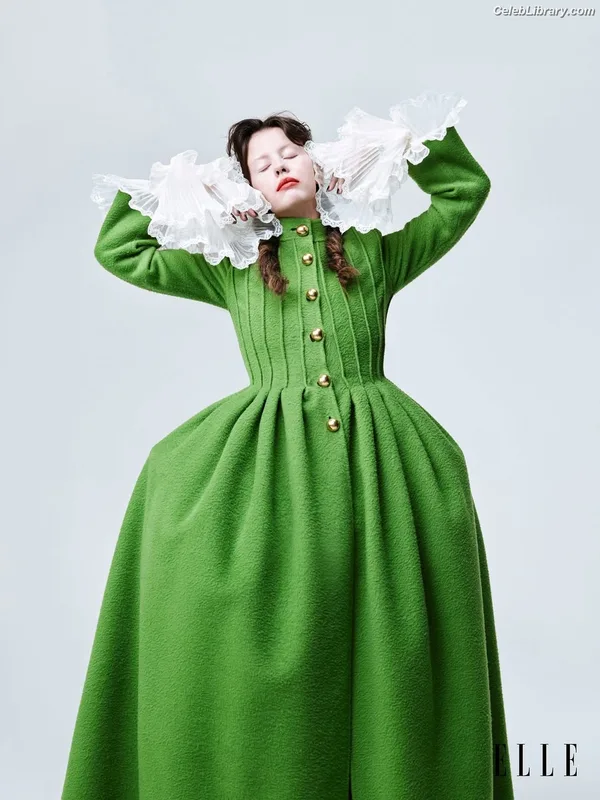 Mia Goth photo 18 of 609