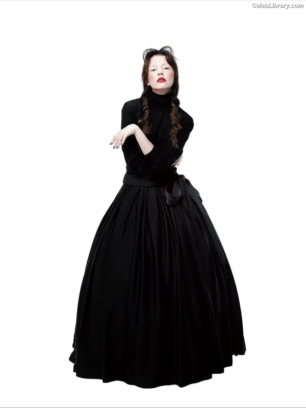 Mia Goth photo 20 of 609