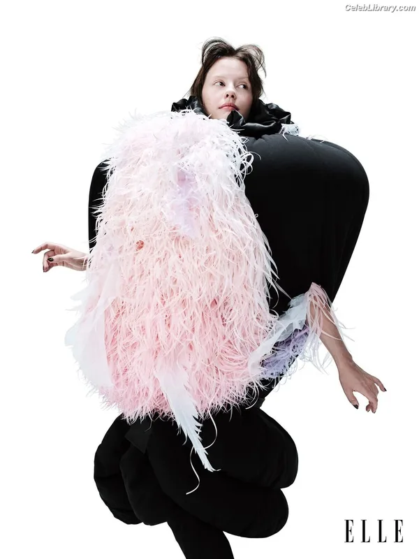 Mia Goth photo 22 of 609