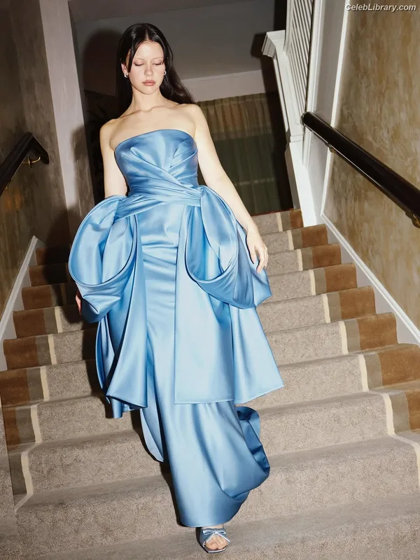 Mia Goth photo 23 of 609