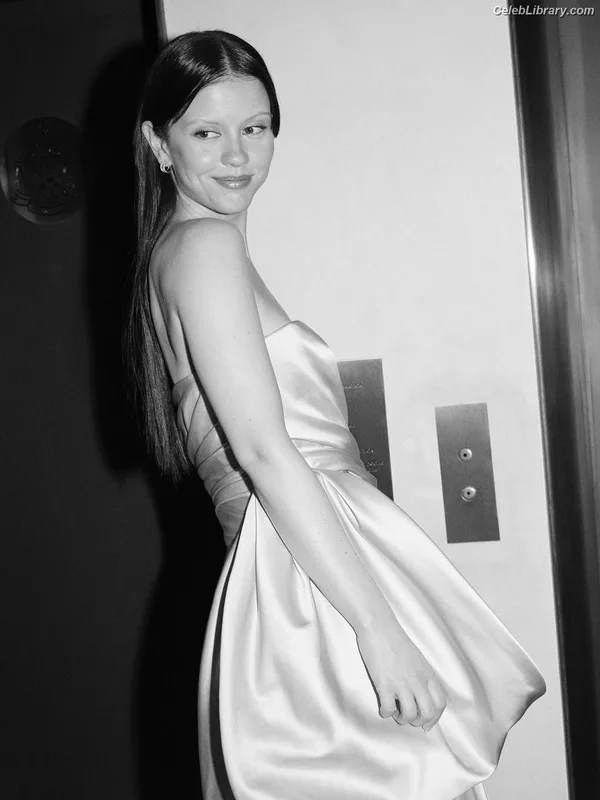 Mia Goth photo 24 of 609