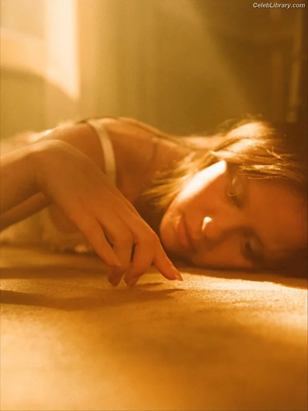 Mia Goth photo 2 of 609