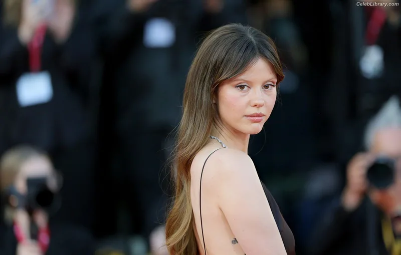 Mia Goth photo 2 of 609