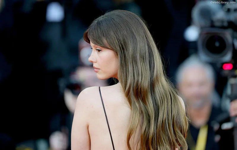 Mia Goth photo 4 of 609