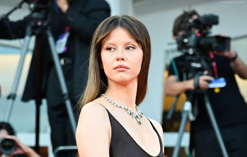 Mia Goth photo 10 of 609