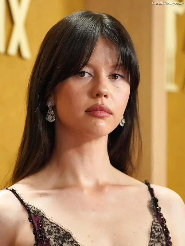 Mia Goth photo 7 of 609