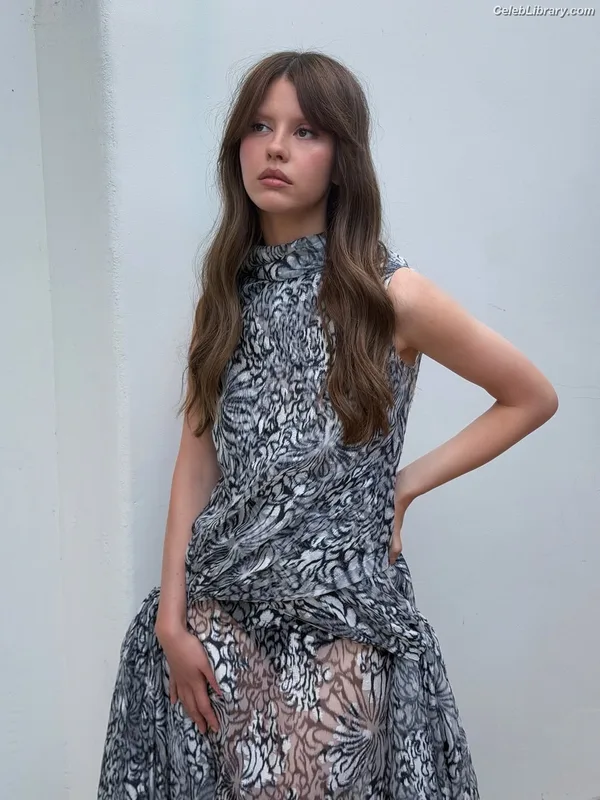 Mia Goth photo 3 of 609