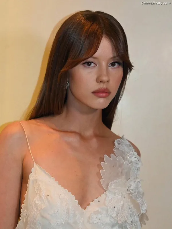 Mia Goth photo 7 of 609
